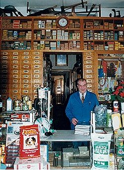 Elmer Freese hinter dem historischen Ladentisch